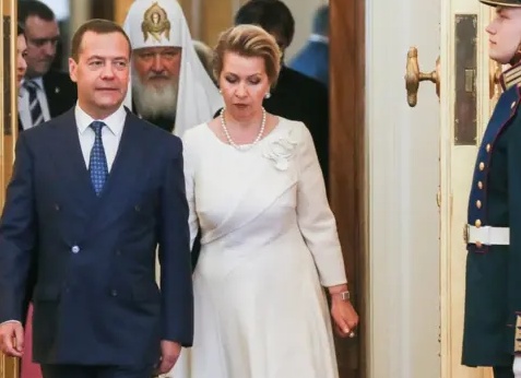 Путин отправил правительство Медведева в отставку. Почему президент решил накормить голодных, а не дал им удочки